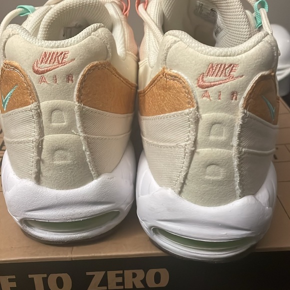 Nike Air Max 95’ NRG Coconut Milk/Green Glow size 10 - Picture 3 of 6